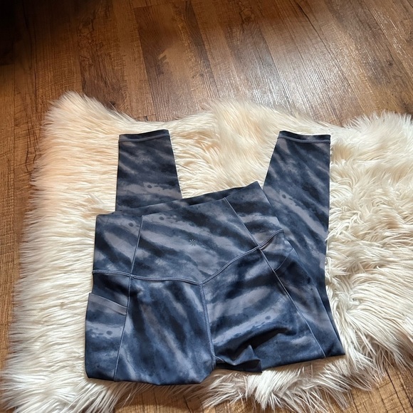 ATHLETA Salutation Stash Pocket ll Printed 7/8 Tight - Picture 4 of 4